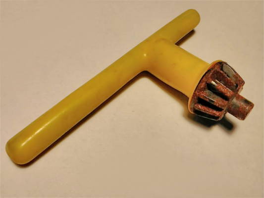 цветной ключ в пластике