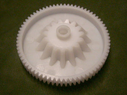 Шестерня 90*8 h38 z16 на ножке для кухонного комбайна