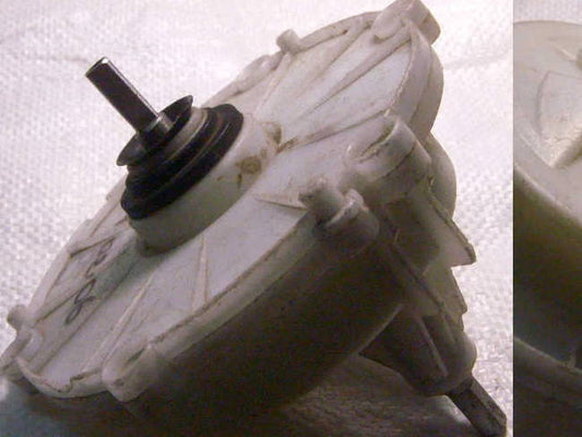 Редуктор стиральной машины с квадратом на обеих сторонах (смещенные валы)